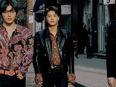 Kerennya anggota NCT yaitu Taeyong, Taeil dan Johnny NCT127 saat gunakan batik dengan balutan jeans serta jas hitam. Gaya mereka sukses buat para penggemar terpukau. (Liputan6.com/IG/@nct127)