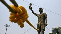 Patung Lionel Messi setinggi 21 meter yang terletak di Kolkata, wilayah Bengal Barat, India. (AFP/Dibyangshu SARKAR)
