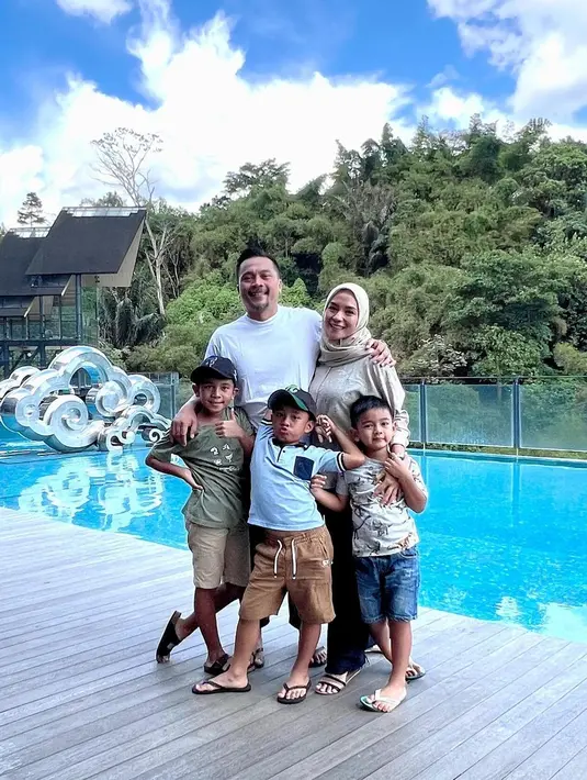 Enno Lerian berharap rumah tangganya dengan Priambodo Soesatyo langgeng sampai maut memisahkan. "Semoga Allah selalu jaga dan sayang kita terus yaaa, gandengan terus apapun keadaanya, buat kita dan buat anak anak..," tutup Enno Lerian. [Instagram/ennolerian_]