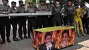 Selain berorasi, AKRAB menyerahkan peti mati bertuliskan Setya Novanto kepada KPK, Jakarta, (23/9/14). (Liputan6.com/Miftahul Hayat)