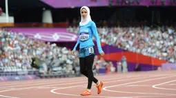 Woroud Sawalha adalah atlet Palestina yang tampil di nomor lari 800 m putri Olimpiade London 2012. Sawalha menjadi pusat perhatian di lintasan karena satu-satunya atlet yang berhijab. (AFP/Olivier Morin)