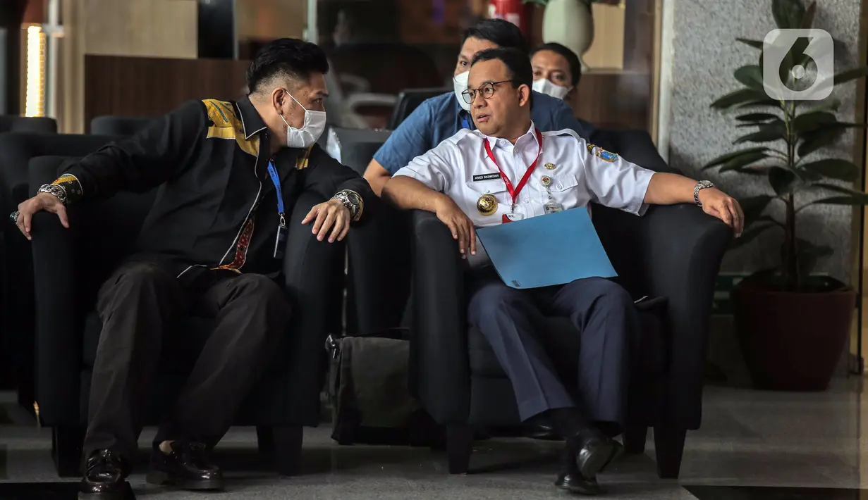 Gubernur DKI Jakarta Anies Baswedan (kanan) menunggu untuk menjalani pemeriksaan di Gedung KPK, Jakarta, Rabu (7/9/2022). Anies Baswedan dipanggil untuk menjalani pemeriksaan terkait laporan dugaan korupsi pada penyelenggaraan Formula E Jakarta. (Liputan6.com/Faizal Fanani)