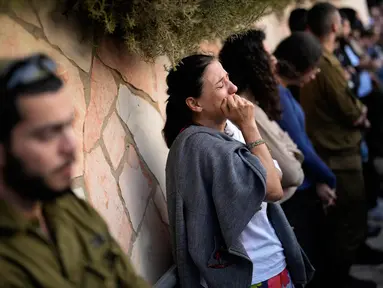 Reaksi para pelayat saat pemakaman tentara Israel Benjamin Loeb, yang berkewarganegaraan ganda Israel-Prancis, di Yerusalem, Selasa (10/10/2023). Jumlah korban tewas dalam perang Hamas dan Israel naik lagi menjadi 1.908 orang, dari sebelumnya yang dilaporkan di kedua sisi mencapai kurang dari 1.500 orang. (AP Photo/Francisco Seco)