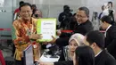 Ketua Bawaslu RI, Abhan (kiri) saat menyerahkan alat bukti untuk menghadapi perselisihan hasil Pilpres 2019 di Gedung Mahkamah Konstitusi, Jakarta, Rabu (12/6/2019). Bawaslu menyerahkan 134 alat bukti serta keterangan setebal 151 halaman. (Liputan6.com/Helmi Fithriansyah)