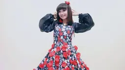 Tasya Rosmala yang masih berusia 16 tahun selalu tampil ceria dengan pilihan busananya. Perpaduan dress hitam dengan motif bunga-bunga merah dan putih ini misalnya, buat Tasya makin terlihat imut dan menawan. (Liputan6.com/IG/@tasya_ratu_gopo)