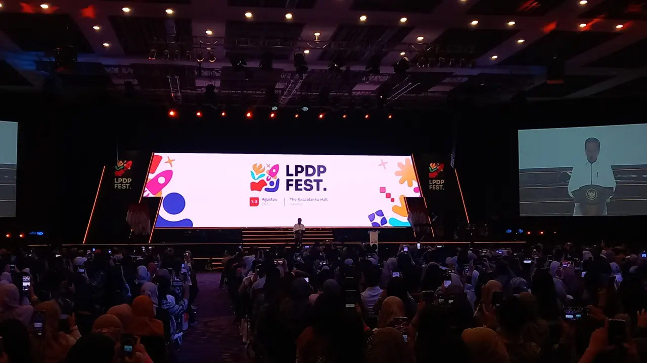Presiden Joko Widodo (Jokowi) mengingatkan penerima beasiswa Lembaga Pengelola Dana Pendidikan (LPDP) untuk pulang Indonesia setelah menyelesaikan studi di luar negeri. Jokowi meminta mereka untuk berkarya dan tak lupa dengan tanah air (Muhammad Genantan