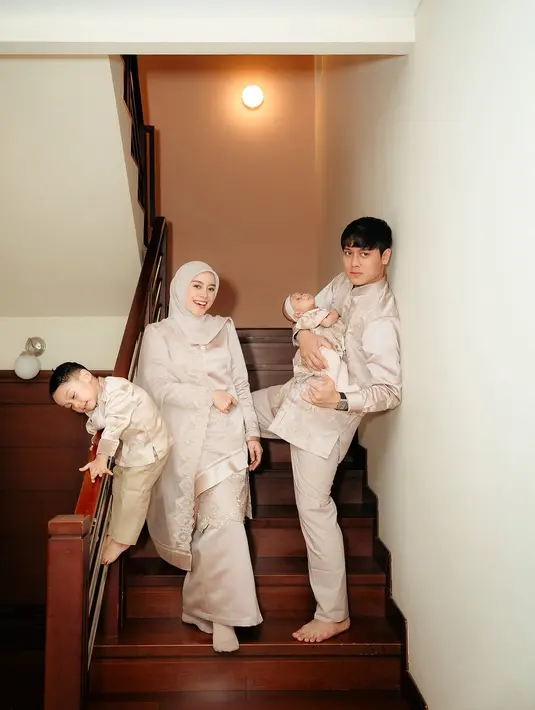 Lesti tampil anggun dengan kebaya kurung modern, Rizky tetap konsisten dengan potongan koko klasik, dan anak-anak pun ikut tampil modis dalam busana yang selaras.  [@lestikejora].
