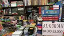 Pedagang buku menjaga kiosnya di toko buku Taman Pintar yang menyediakan  Alquran, Yogyakarta (10/6/2016).Pada bulan ramadan,penjualan  Alquran mengalami peningkatan.(Boy Harjanto)