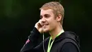 “Tolong jangan lihat seseorang dari sisi buruknya saja. Justin Bieber pun juga berhati mulia dan mau memberikan bantuannya,” tulis sebuah akun di kolom komentar pada foto yang diunggah Justin. (AFP/Stuart Franklin)