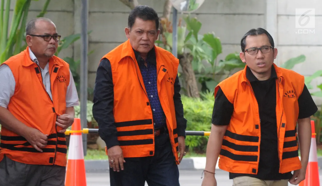 Tersangka korupsi Sekda Kota Dumai Muhammad Nasir (kiri), Wali Kota Pasuruan Setiyono (tengah) dan Kasi Permukiman Kemenkeu Yaya Purnomo tiba di Gedung KPK, Jakarta, Jumat (21/12). Ketiganya diperiksa untuk melengkapai berkas. (Merdeka.com/Dwi Narwoko)