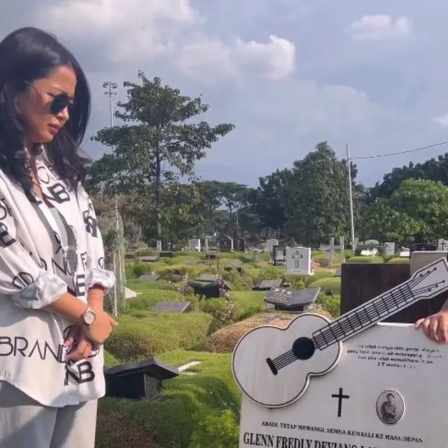 Mutia Ayu Rawat Makam Glenn Fredly