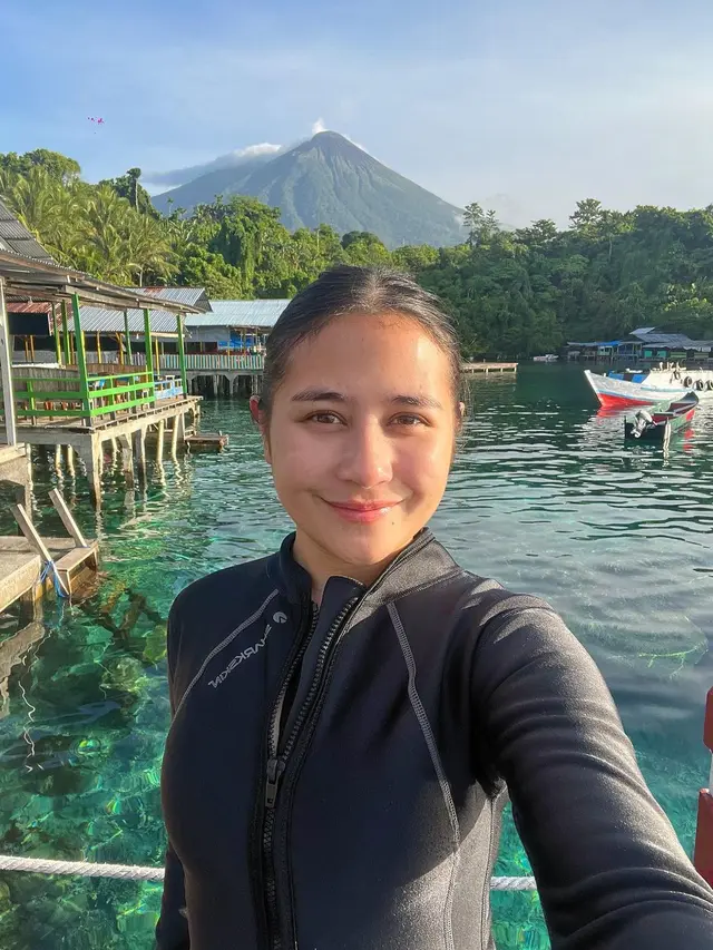7 Potret Seru Liburan Prilly Latuconsina ke Ternate, Seru Nyamar Jadi Ikan