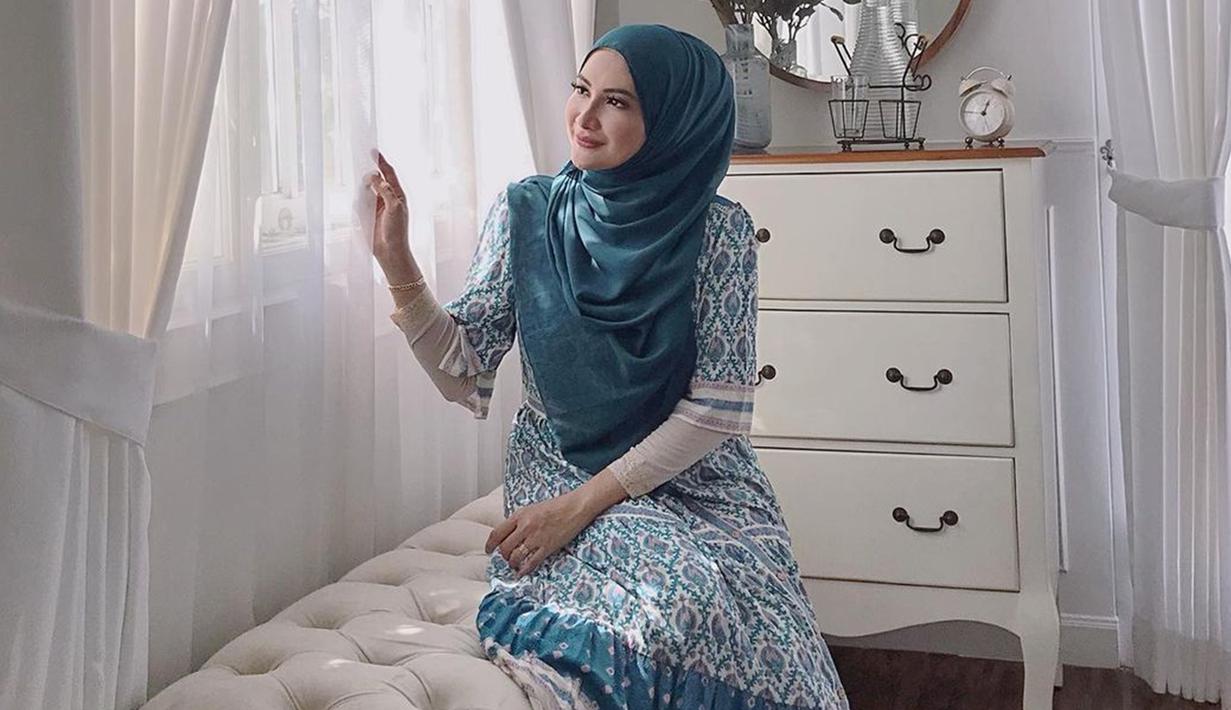 Menggunakan gamis bermotif warna hijau, penampilan sederhana Natalie Sarah ini pun sempat curi perhatian. Pasalnya, meski terlihat sederhana, ia tetap terlihat menawan dengan makeup flawless.  (Liputan6.com/IG/@natalie_sarahs)