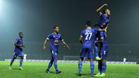 Pemain Arema FC merayakan gelar juara Piala Presiden 2019 usai menaklukkan Persebaya Surabaya di Stadion Kanjuruhan, Jumat (13/4). Arema FC menang 2-0 atas Persebaya. (Bola.com/Yoppy Renato)