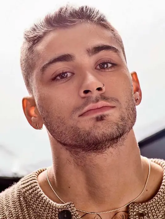 “Aku berpikir mengenai alternative lain yang ku ambil. Aku berpikir akan berada di sebuah universitas dan meraih  gelar Bahasa Inggris. Aku akan bekerja dan berkelut dengan bahasa atau sastra Inggris,” ungkap Zayn. (Instagram/zaynmalik)