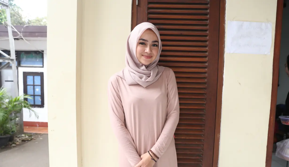 Aryani Fitriana belakangan ini sedang disibukan dengan kegiatan syuting striping sinetron Orang Ketiga. Beruntungnya, ia berada di satu judul sinetron yang sama oleh sang suami, Donny Michael. (Nurwahyunan/Bintang.com)