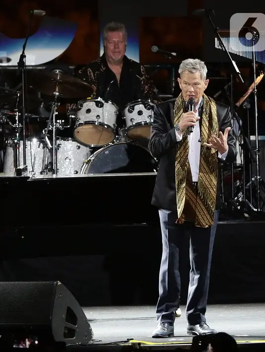 Komposer dunia David Foster tampil dalam gelaran Batik Music Festival 2019 di Candi Prambanan, Yogyakarta, Sabtu (5/10/2019). Meski di usia yang hampir menginjak 70 tahun, David Foster tetap tampil prima di hadapan ribuan penonton. (Kapanlagi.com/Bambang Ekoros Purnama)