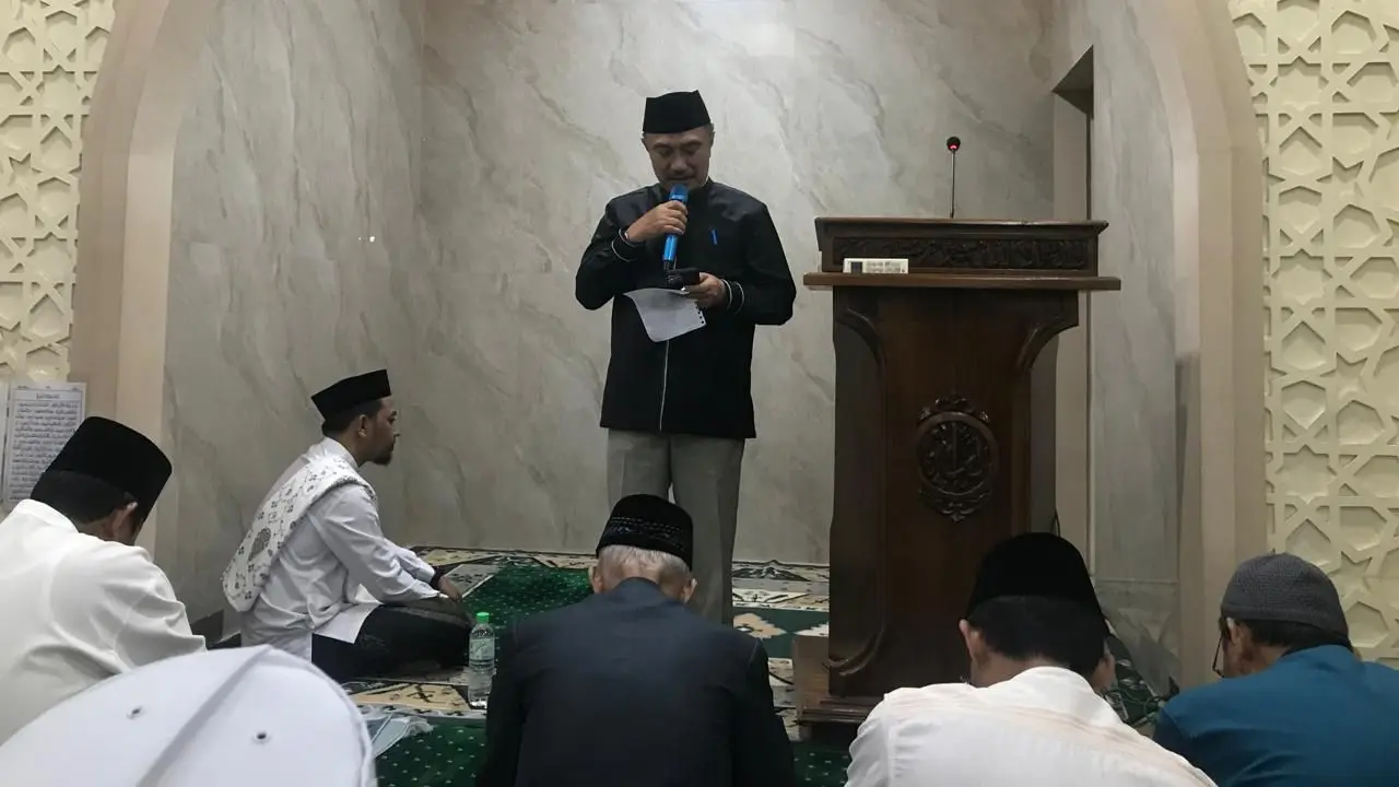 Wakil Wali Kota Bekasi, Abdul Harris Bobihoe mengajak seluruh masyarakat Kota Bekasi untuk berdoa bersama bagi para korban banjir, saat melakukan kegiatan tarawih keliling di Kecamatan Pondok Melati, Kamis 6 Maret 2025 (Liputan6.com/Bam Sinulingga)