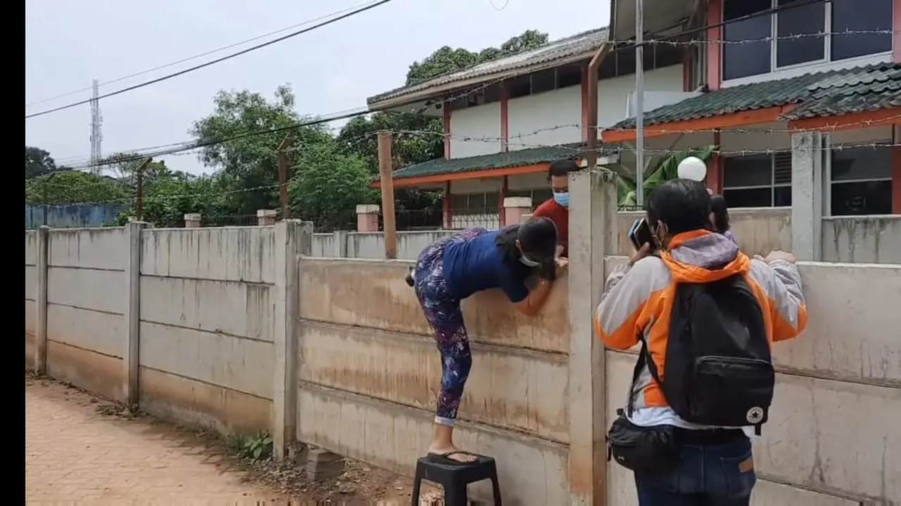 Terlibat sengketa, keluarga di Jalan Kavling Brebes, Ciledug, Kota Tangerang harus lompati tembok beton untuk ke rumah dan tempat usaha.