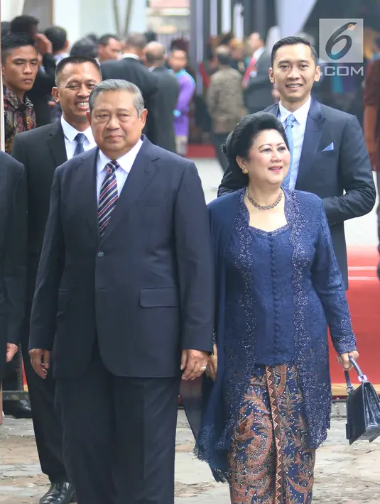 Presiden ke-6 RI Susilo Bambang Yudhoyono (SBY) bersama istrinya Ani Yudhoyono dan anaknya Edhie Baskoro Yudhoyono (Ibas) saat menghadiri prosesi pernikahan Kahiyang Ayu-Bobby Nasution di Graha Saba, Surakarta, Rabu (8/11). (Liputan6.com/Angga Yuniar)