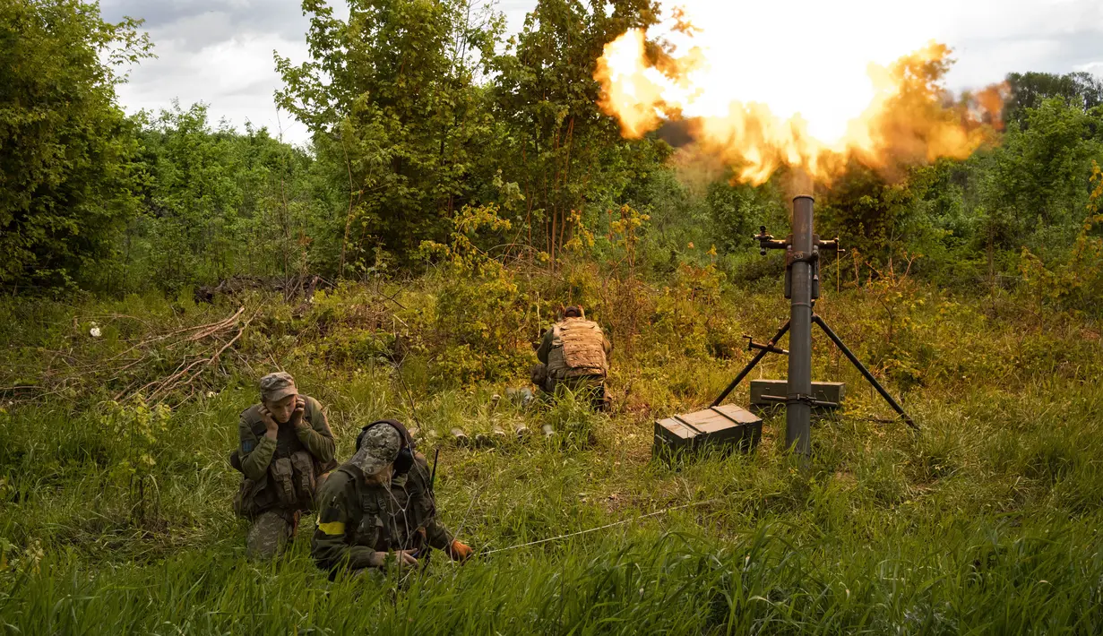 Prajurit Ukraina menembakkan mortir ke posisi Rusia di wilayah Kharkiv, Ukraina, 17 Mei 2022. (AP Photo/Bernat Armangue)