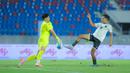 Pemain Timnas Indonesia U-22, Rayhan Hannan, berebut bola dengan kiper Filipina U-22, Nicholas Guimaraes pada laga Grup C SEA Games 2025 di 700th Anniversary Stadium, Senin (8/12/2025). (Bola.com/Bagaskara Lazuardi)