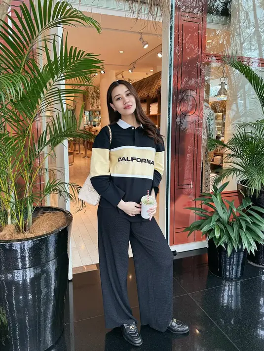 Lengkapi busana bernuansa gelapnya, Aaliyah mengenakan Quilted Loafers dari Gucci dengan warna hitam [@aaliyah.massaid]