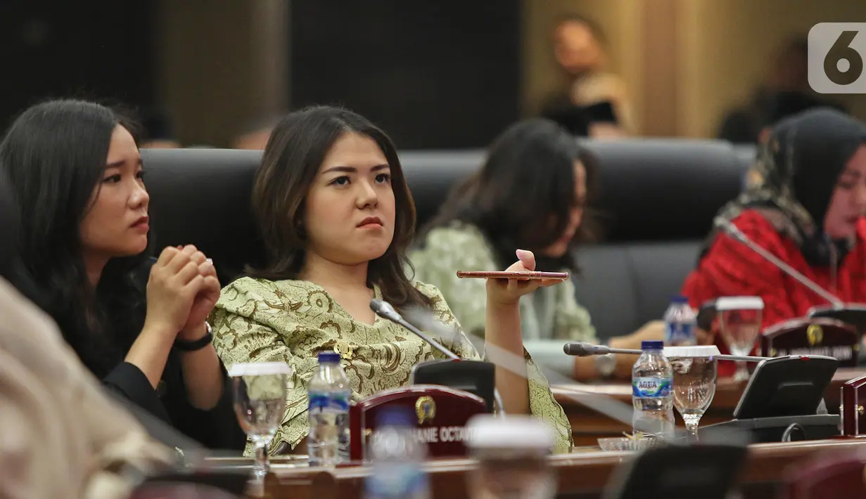 Anggota DPRD DKI Jakarta Agustina H atau Tina Toon menghadiri rapat paripurna DPRD DKI Jakarta, Kamis (3/10/2019). Rapat Paripurna DPRD DKI Jakarta mengumumkan penetapan susunan pimpinan DPRD DKI periode 2019/2024. (Liputan6.com/Herman Zakharia)