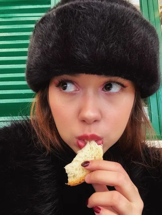 Sembari mengunyah roti, Rebecca Klopper tunjukkan ekspresi imut yang percaya diri [@rklopper]