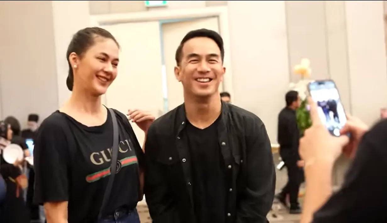 Model kelahiran Semarang itu tampak malu-malu mau minta foto dengan idolanya. Hal itu terlihat dari unggahan kanal Youtube Baim Paula. "Mau foto," kata Baim Wong pada Joe Taslim. Sedangkan Paula tampak malu-malu mengikuti dari belakang. [Youtube/Baim Paula]