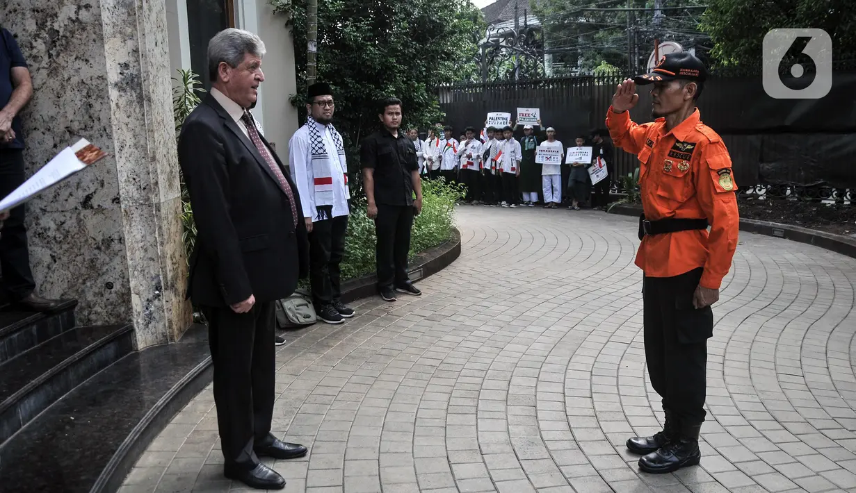 Duta Besar Palestina untuk Indonesia Zuhair Al-Shun menjadi pemimpin upacara saat pengibaran bendera Indonesia di Kantor Kedutaan Besar Palestina untuk Indonesia, Menteng Jakarta Pusat, Senin (29/5/2023). (merdeka.com/Iqbal S. Nugroho)