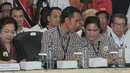 Jokowi tampak berbincang dengan istrinya yang kompak mengenakan baju kotak-kotak di dalam Gedung KPU (Liputan6.com/Herman Zakharia)