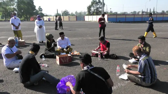 Bupati Banyumas makan opor bersama peserta karantina di GOR Satria, Purwokerto. (Foto: Liputan6.com/Humas Pemkab Banyumas)