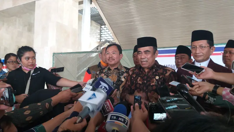 Menteri Agama Fachrul Razi menjelaskan penyeprotan disinfectan disetiap rumah ibadah, salah satunya masjid agar terhindar dari virus corona.