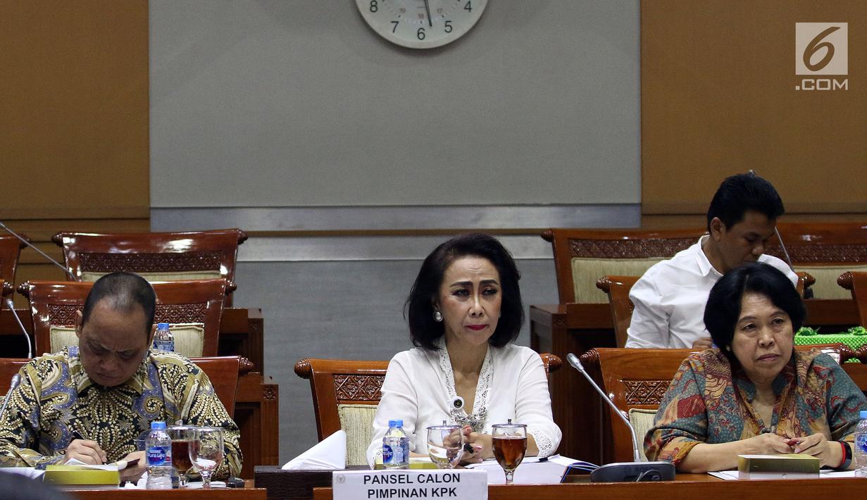 Ketua Pansel Capim KPK Yenti Garnasih didampingi anggota melakukan Rapat Dengar Pendapat Umum (RDPU) dengan Komisi III DPR di Kompleks Parlemen, Jakarta, Senin (9/9/2019). Rapat terkait dengan dimulainya uji kelayakan dan kepatutan atau fit and proper test capim KPK. (Liputan6.com/Johan Tallo)