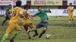 Bek Timnas Indonesia U-22, Ricky Fajrin, berebut bola dengan pemain PS Badung pada laga uji coba di Stadion Kapten I Wayan Dipta, Bali, Senin (10/7/2017). Timnas U-22 menang 6-1 atas PS Badung. (Bola.com/Vitalis Yogi Trisna)