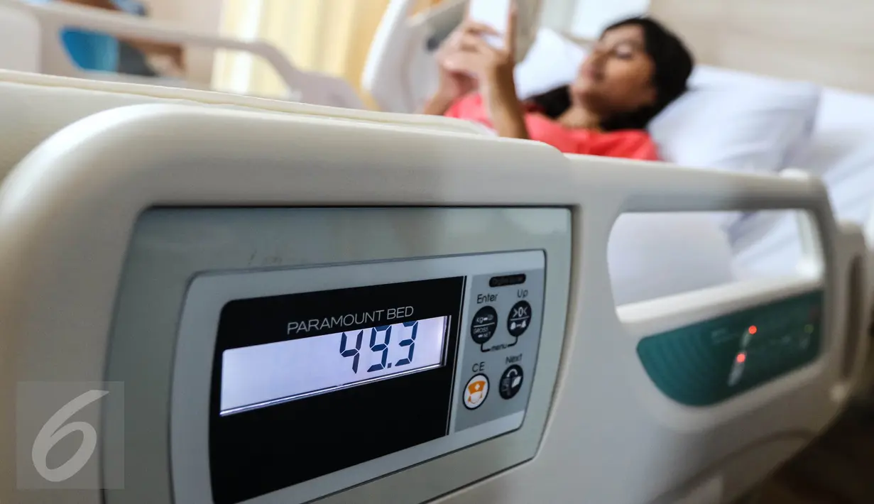 Angka 49,3 kg di tempat tidur pasien menunjukkan berat badan pasien saat di tempat tidur Rumah Sakit Royal Progress Sunter, Jakarta, Kamis (28/7). Fasilitas itubmerupakan rawat inap executive level yang disediakan rumah sakit. (Liputan6.com/Fery Pradolo)
