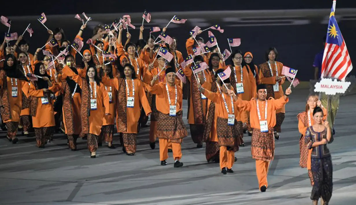 Kontingen Malaysia saat mengikuti parade di pembukaan SEA Games 2015, Singapura, Jumat (5/6/2015). (AFP Foto)