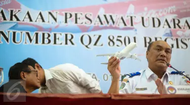 Ketua KNKT Soerjanto Tjahjono dalam konferensi pers investigasi Air Asia PK-AXC di Jakarta, Selasa (1/12). Komponen pesawat Airbus A320-200 yang jatuh di perairan Selat Karimata itu mengalami kerusakan sistem kontrol kemudi. (Liputan6.com/Faizal Fanani)