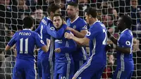 Para pemain Chelsea merayakan gol dari titik penalti yang dicetak Eden Hazard ke gawang Bournemouth. Selain sebuah gol dari Hazard, dua gol Chelsea lainnya disarangkan oleh striker mereka, Pedro. (Reuters/Peter Nicholls)