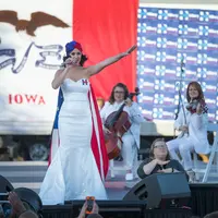 Katy Perry gelar konser ‘tanpa bayaran’ di sela-sela kampanye Hillary Clinton. Pelantun ‘Thinking of You’ ini secara terang-terangan memberi dukungan kepada Hillary Clinton pada pemilihan presiden Amerika Serikat 2016. (AFP/Bintang.com)