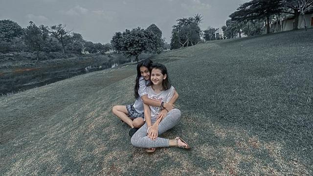 6 Potret Kebersamaan Sandrinna Michelle dan Ratu Sofya, Selalu Kompak