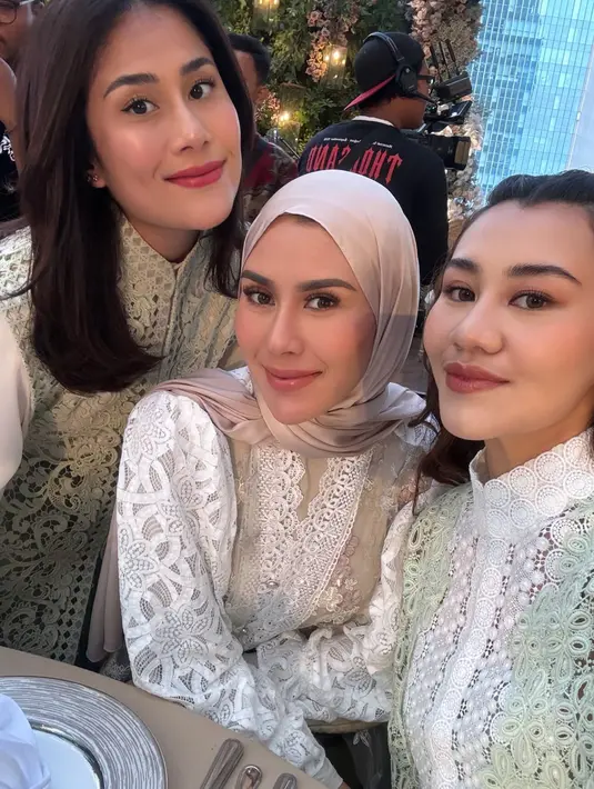 Lalu, ada Syahnaz Sadiqah yang mengenakan lace tunik nuansa wrna hijau mint putih. [@aaliyah.massaid].