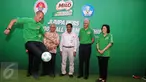 Mantan Pemain Timnas Indonesia  Kurniawan Dwi Yulianto (kiri) bermain bola saat konpers di Jakarta, (10/2). Milo Football Championship 2016  diselenggarakan di Medan, Makasar dan Bandung pada Februari hingga Maret. (Liputan6.com/Gempur M Surya)