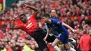 Paul Pogba dijatuhkan gelandang Chelsea, Jorginho pada laga lanjutan Premier League yang berlangsung di Stadion Stamford Bridge, London, Minggu (29/4). Chelsea imbangi Man United 1-1. (AFP/Paul Ellis)