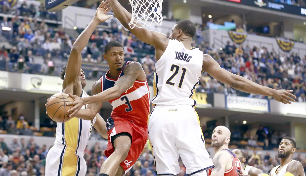 Pemain Washington Wizards, Bradley Beal (3) mencoba memberi umpan kepada rekannya saat dihadang para pemain Indiana Pacers pada laga NBA basketball game di Bankers Life Fieldhouse, Indianapolis, (19/12/2016).  (AP/R Brent Smith)