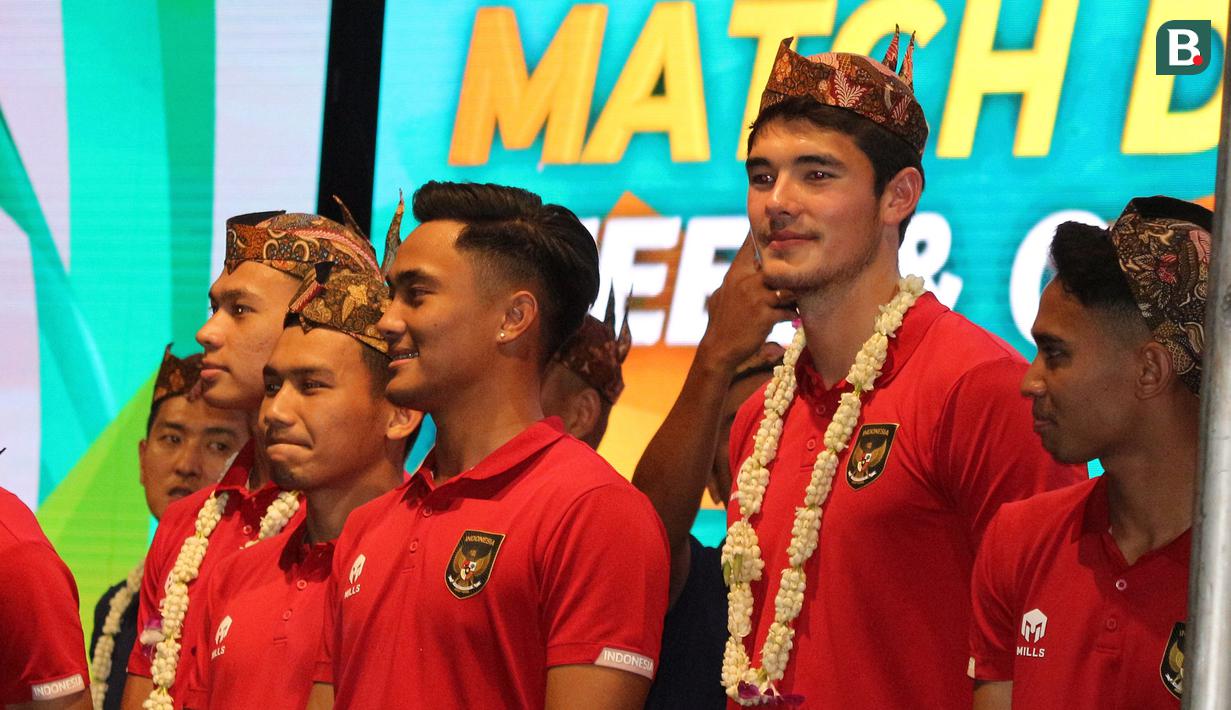 Pemain naturalisasi Timnas Indonesia, Elkan Baggot memakai blangkon khas Jawa Timur saat menyapa masyarakat Surabaya dan sekitarnya dalam acara gala dinner dan meet & greet yang berlangsung di Balai Kota Surabaya, Minggu (11/6/2023). (Bola.com/Wahyu Pratama)