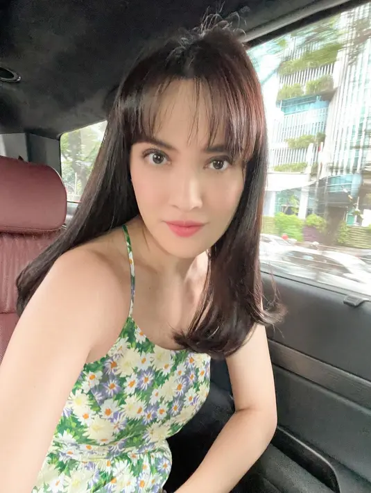 <p>Selfie Shandy Aulia di sini memperlihatkan wajahnya yang semakin tampak muda dengan poni. Rambut sebahunya ditata lurus rapi dengan sentuhan poni di atas mata. Foto: Instagram.</p>