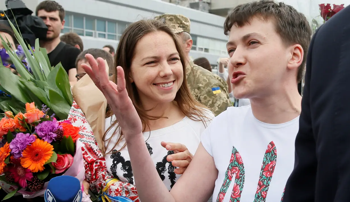 Nadezhda Savchenko disambut sang adik, Vera Savchenko saat tiba di Bandara Boryspil, Kiev, Rabu (25/5). Kedatangan pilot helikopter militer itu disambut warga Ukraina dan pendukungnya yang mengelukannya sebagai seorang pahlawan. (REUTERS/Gleb Garanich)