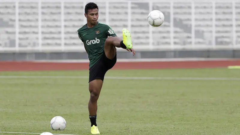 Pemain Timnas Indonesia U-22, Osvaldo Haay, mengontrol bola saat latihan. (Bola.com/Yoppy Renato)